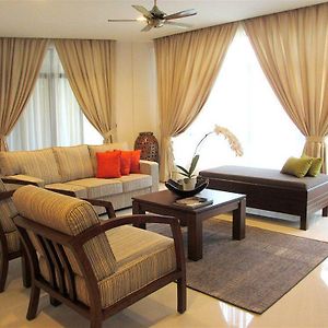 Apartmen suite tiga-bilik tidur